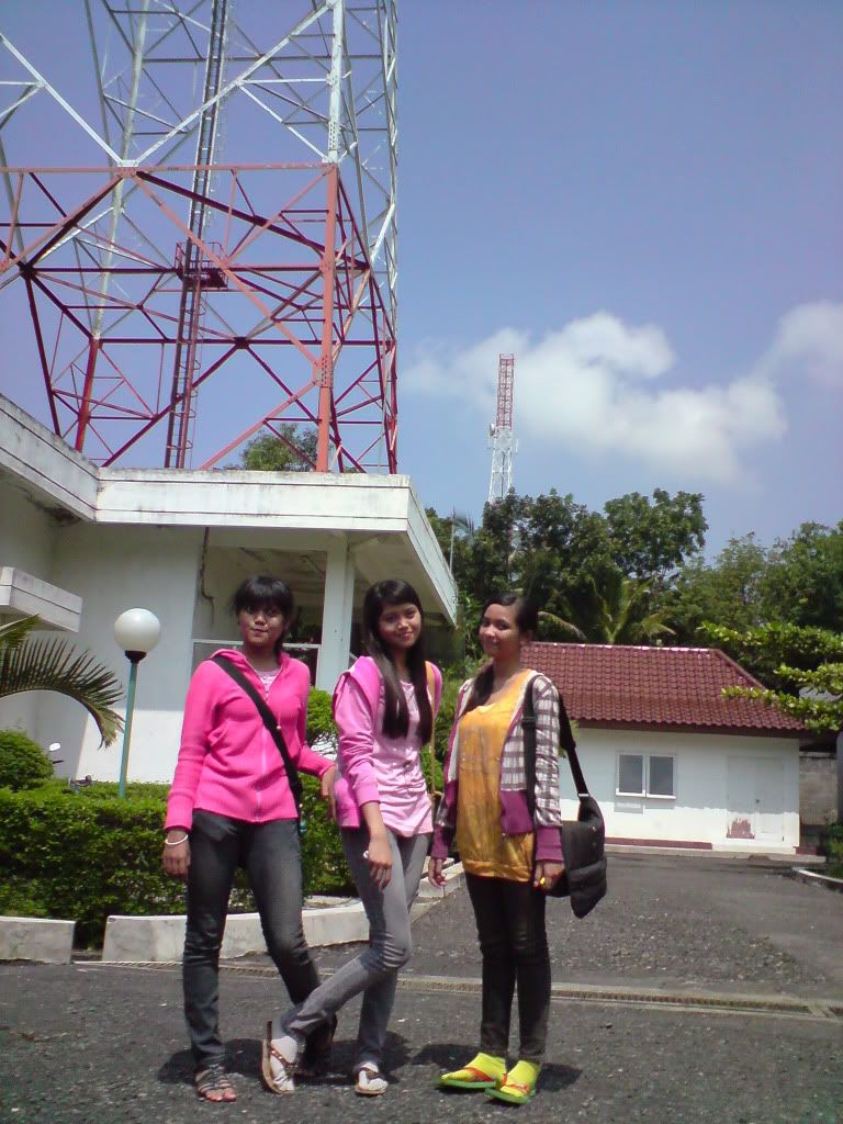 para UG berfoto bersama (yang tengah disegel pemilik warung ye) para UG berfoto bersama (yang tengah disegel pemilik warung ye)