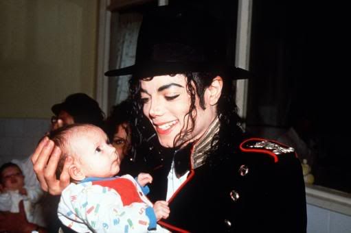 michael-jackson-with-baby.jpg